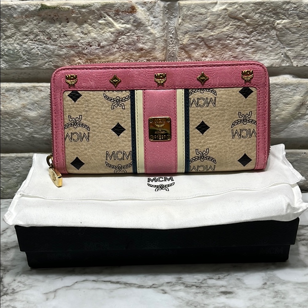 MCM PINK LONG ZIP WALLET. NWOT TAGS. FULL INCLUSION.